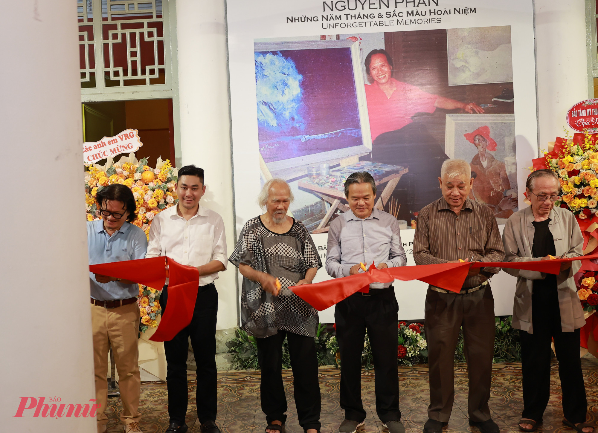 Nghi thức cắt băng khai mạc triển lãm 