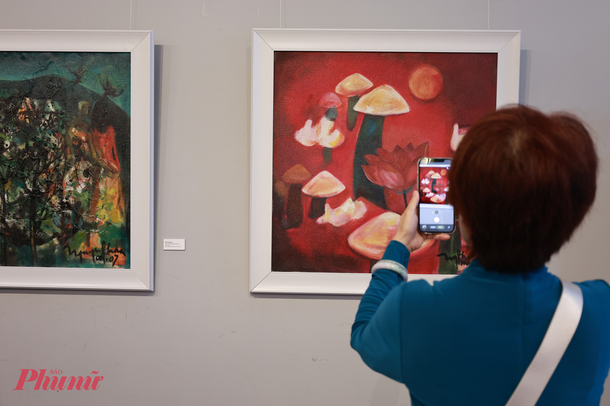 Quan khách thưởng lãm tại triển lãm