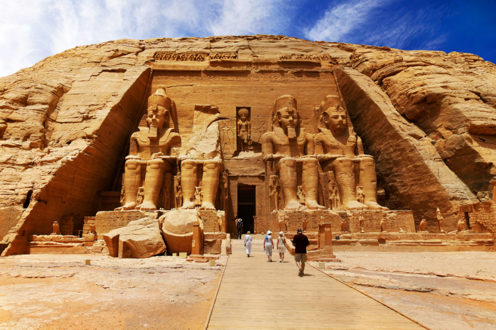 Quần thể đền Abu Simbel là một trong những công trình ấn tượng nhất Ai Cập. Ảnh: Vietravel