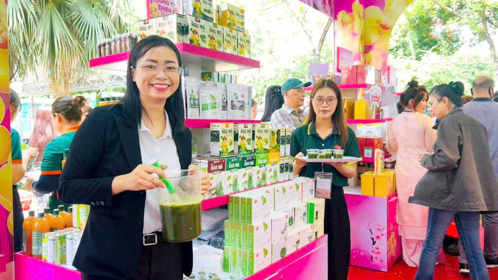 Startup Nguyễn Ngọc Hương (trái) giới thiệu sản phẩm khởi nghiệp trong lễ hội Việt - Nhật diễn ra hồi tháng 3/2026 tại công viên 23/9, TPHCM - Ảnh: Mai Ca