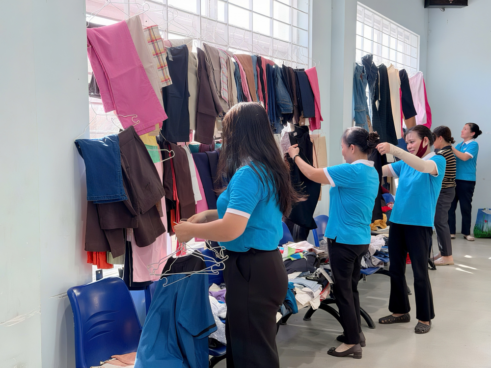 Cán bộ, hội viên phụ nữ phường Bà Rịa trưng bày, sắp xếp gia hàng quần áo để người dân dễ dàng lựa chọn. Ảnh: TC