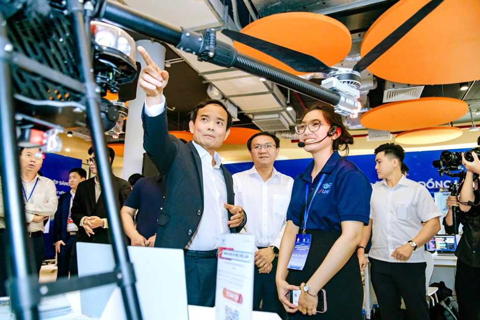 Ông Trần Lưu Quang (bìa trái) - Ủy viên Bộ Chính trị, Bí thư Thành ủy TPHCM - tham quan sản phẩm của các doanh nghiệp khởi nghiệp trong lễ ra mắt quỹ đầu tư mạo hiểm 500 tỉ đồng cho startup ngày 17/4 - Ảnh do Trung tâm Khởi nghiệp sáng tạo TPHCM cung cấp