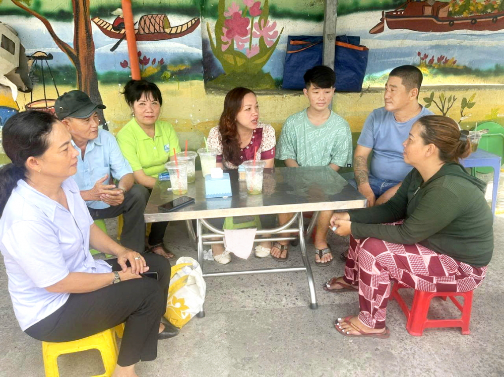 Bà Đỗ Kim Hằng (giữa) động viên, hỗ trợ một cặp vợ chồng vượt qua biến cố, làm lại cuộc đời - ẢNH: DIỆU HIỀN