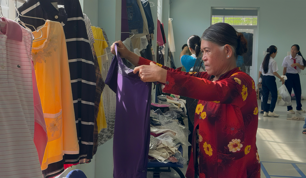 Người dân lựa chọn quần áo mới. Ảnh: TC