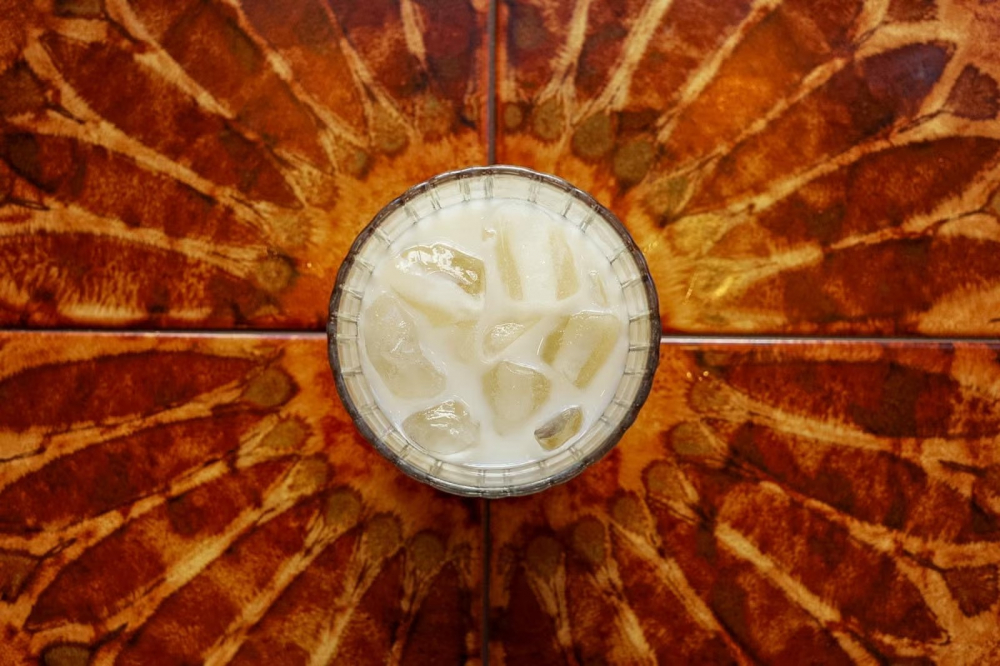 Hương vị hoài niệm… món horchata tại Hi Cacti, một cửa hàng bán xương rồng được chuyển đổi thành quán cà phê ở Brighton. Ảnh: Martin James Burton