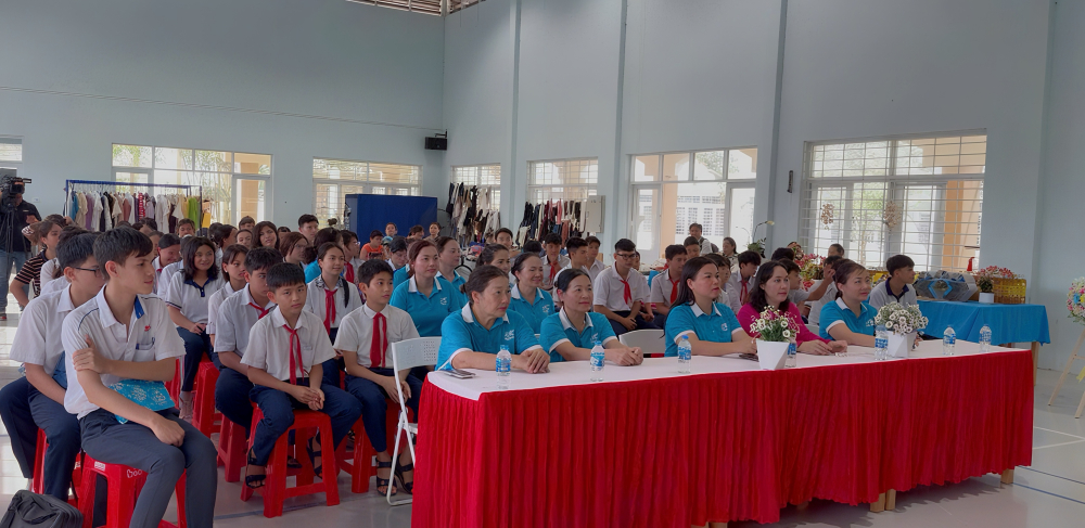 Tham dự chương trình có bà Nguyễn Thị Thanh Cúc – Phó chủ tịch Thường trực Ủy ban MTTQ Việt Nam phường, Chủ tịch Hội LHPN phường Bà Rịa; bà Phan Thị Hồng Cẩm – Hiệu trưởng Trường THCS Phước Hưng cùng tập thể giáo viên nhà trường, hội viên phụ nữ, phụ huynh, học sinh và đông đảo người dân trên địa bàn. 