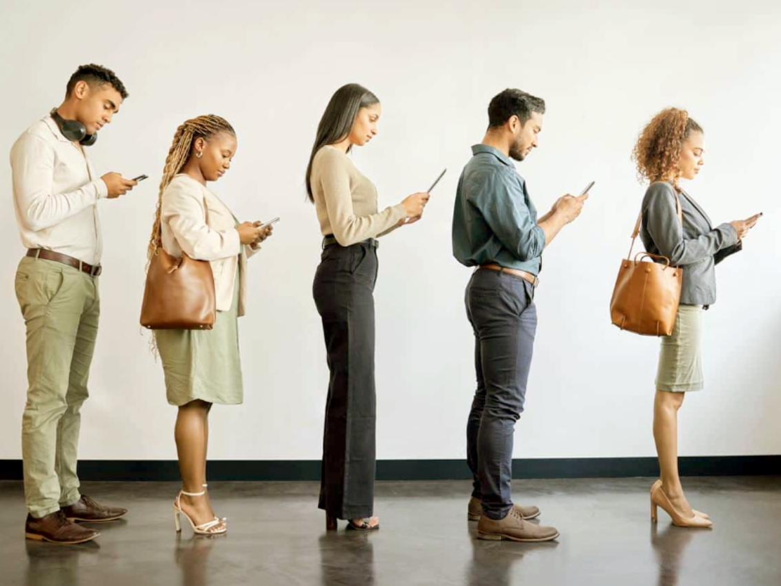 Nghịch lý người già hăng hái tìm việc, người trẻ thích “chờ” - Nguồn ảnh: iStock