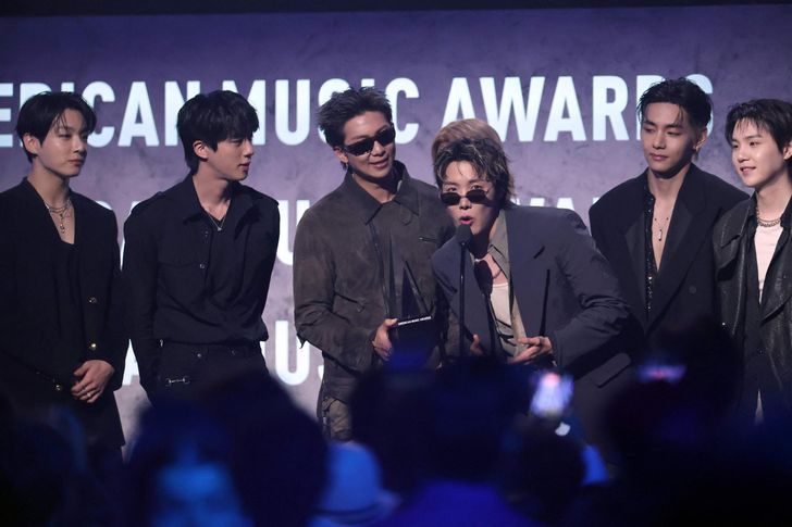 Nhóm nhạc K-pop đình đám BTS nhận giải Nghệ sĩ của năm trên sân khấu lễ trao giải American Music Awards tại MGM Grand Garden Arena ở Las Vegas, Nevada, hôm thứ Ba. AFP-Yonhap