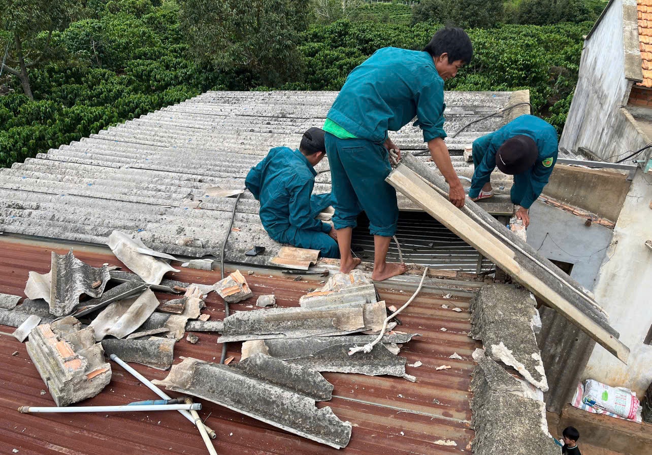 Lực lượng chức năng hỗ trợ người dân khắc phục hậu quả - ảnh: Địa phương cung cấp