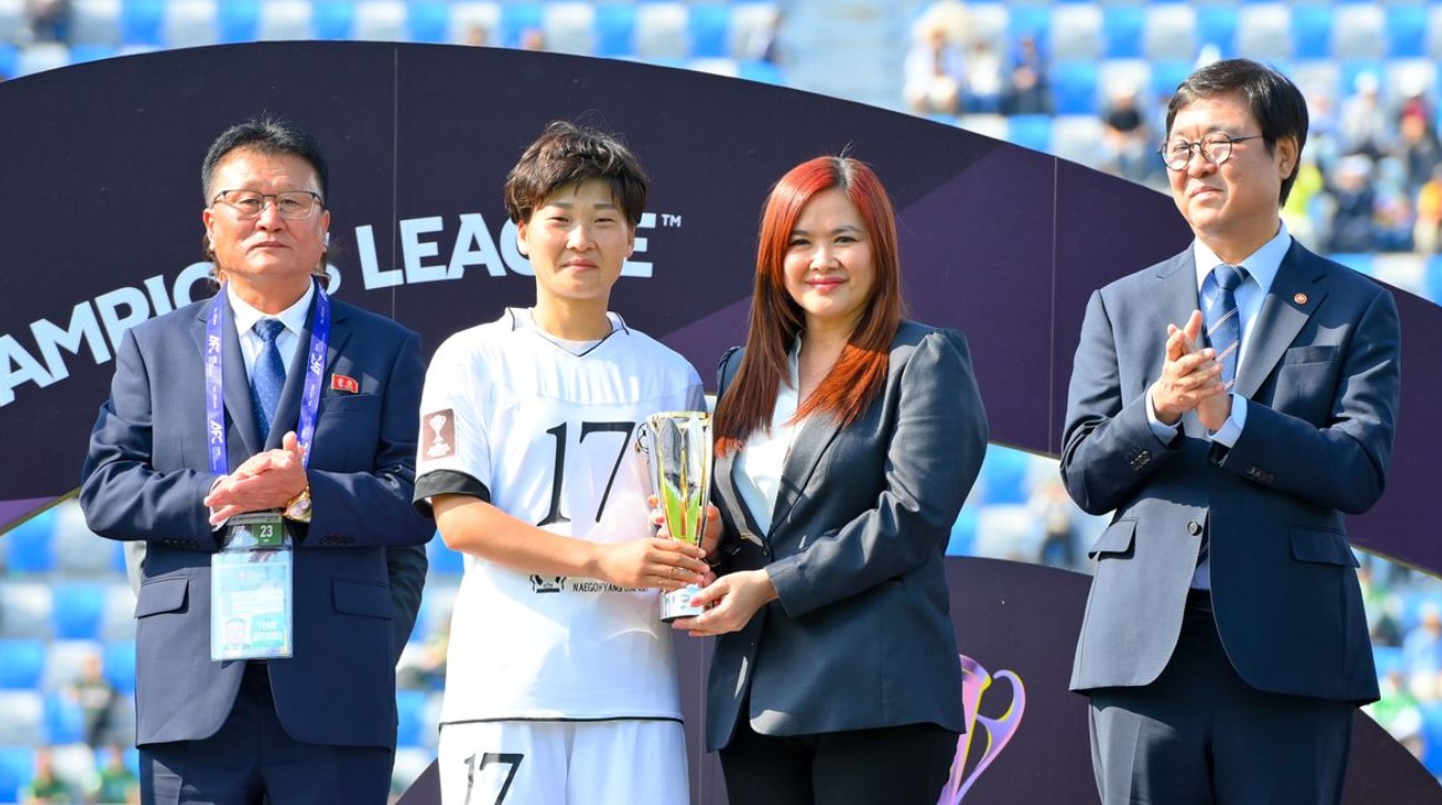 Kim Kyong Yong nhận danh hiệu Cầu thủ xuất sắc nhất giải - Ảnh AFC