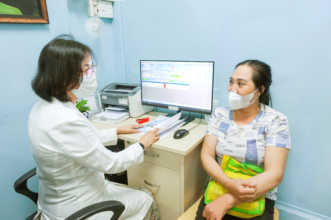 Nắng mưa thất thường, cảm cúm gia tăng Bác sĩ Lê Thị Thu Hương khám, tư vấn cho người bệnh
