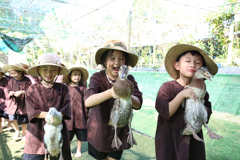 Trẻ em thích thú khi được làm nông dân - Ảnh: fanpage nông trại