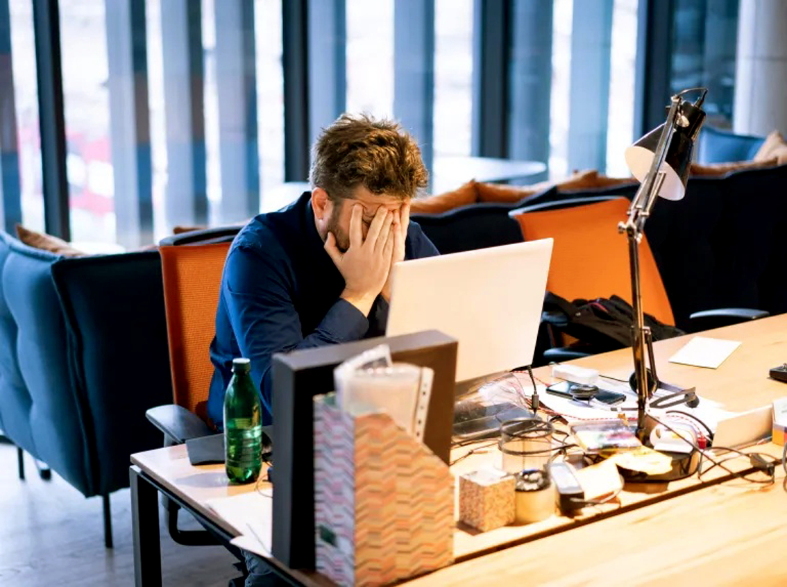 Những lao động trí thức đang phải chịu áp lực lớn trước nguy cơ sa thải và suy thoái kinh tế - ẢNH: MERDAN (Getty Images)