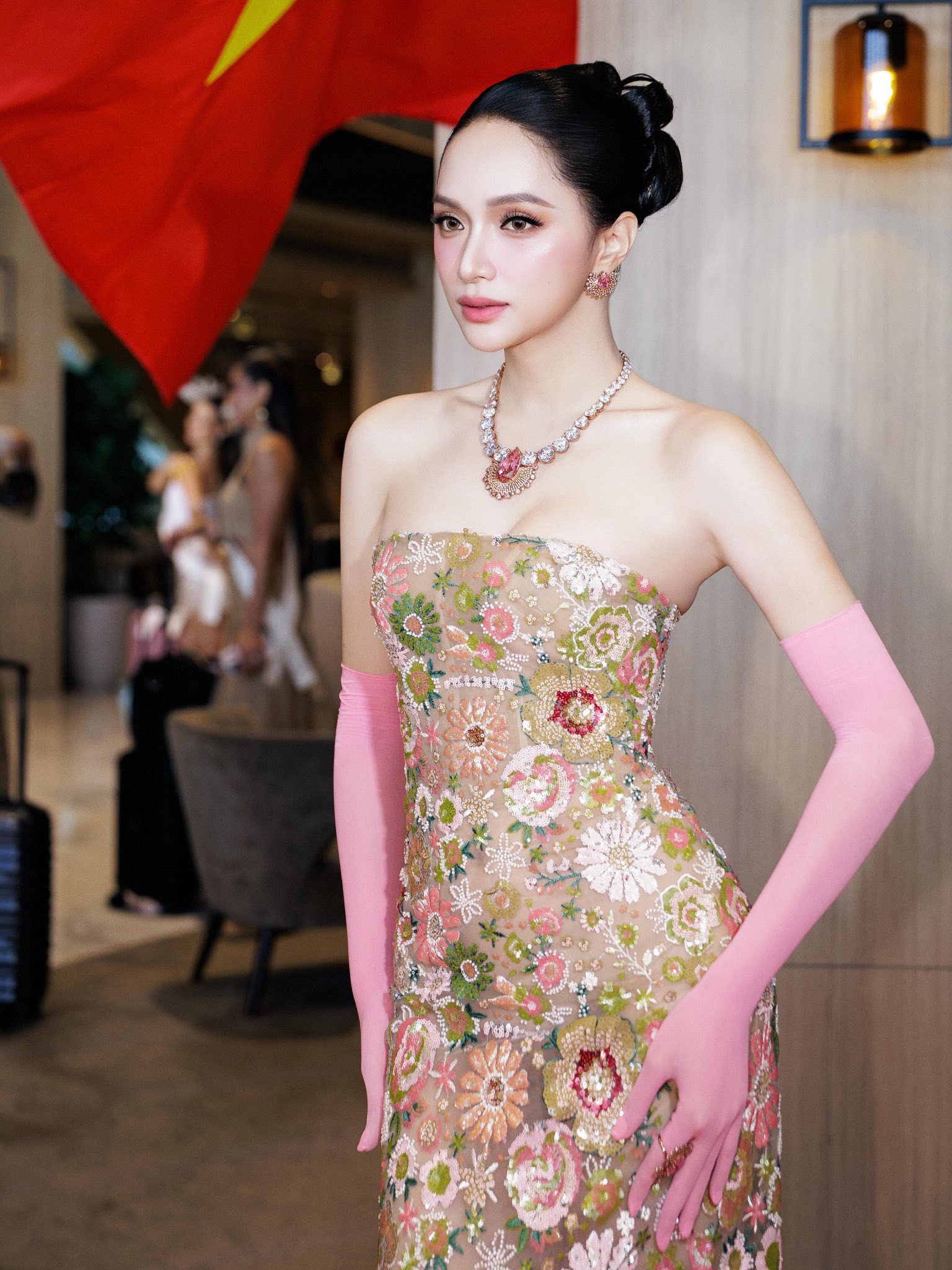 Nhiều người nhận xét gu thời trang của Hương Giang tại cuộc thi lần này được cải thiện đáng kể so với thời điểm thi Hoa hậu Hoàn vũ, diễn ra tháng 11 năm ngoái, cũng diễn ra tại Thái Lan.