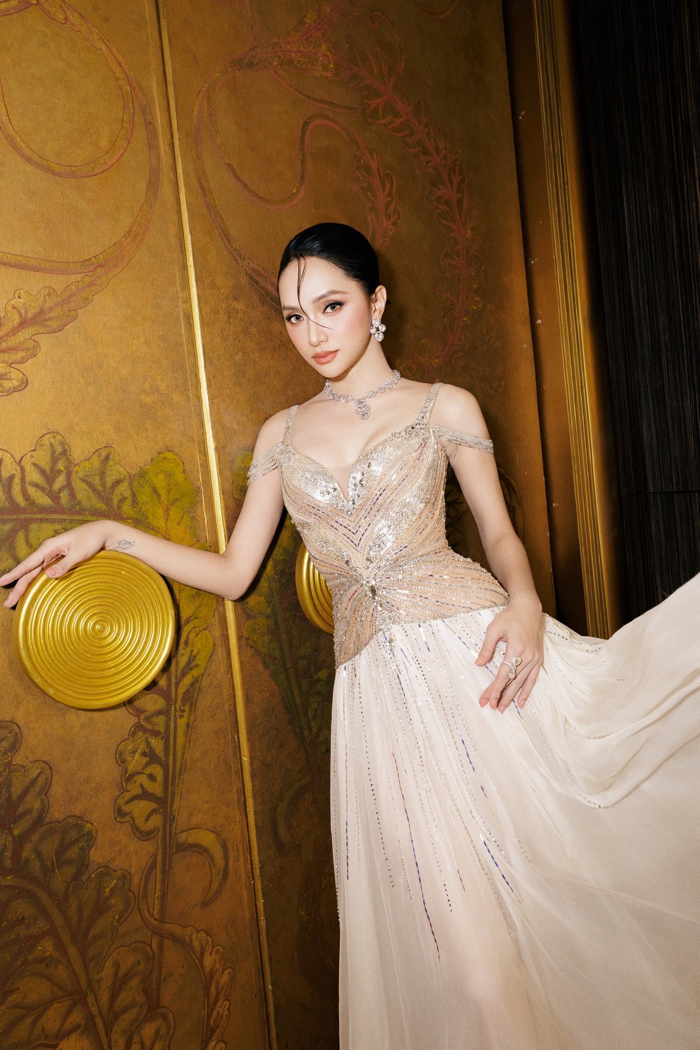 Hương Giang ghi điểm với thiết kế tông trắng pha ánh bạc của NTK Thượng Gia Kỳ. 