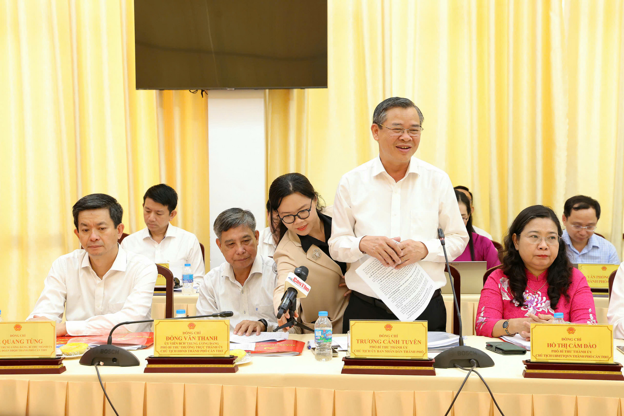 Ông Trương Cảnh Tuyên - Chủ tịch UBND TP Cần Thơ báo cáo tình hình kinh tế - xã hội địa phương với Thủ tướng Lê Minh Hưng, cùng đoàn công tác. Ảnh: CTV