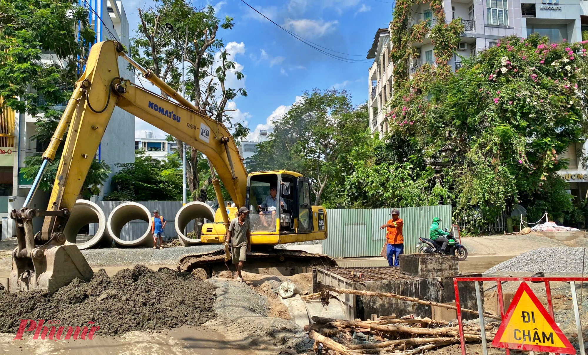 Xe cơ giới liên tục hoạt động phục vụ đào đắp, vận chuyển vật liệu, lắp đặt cống thoát nước. 