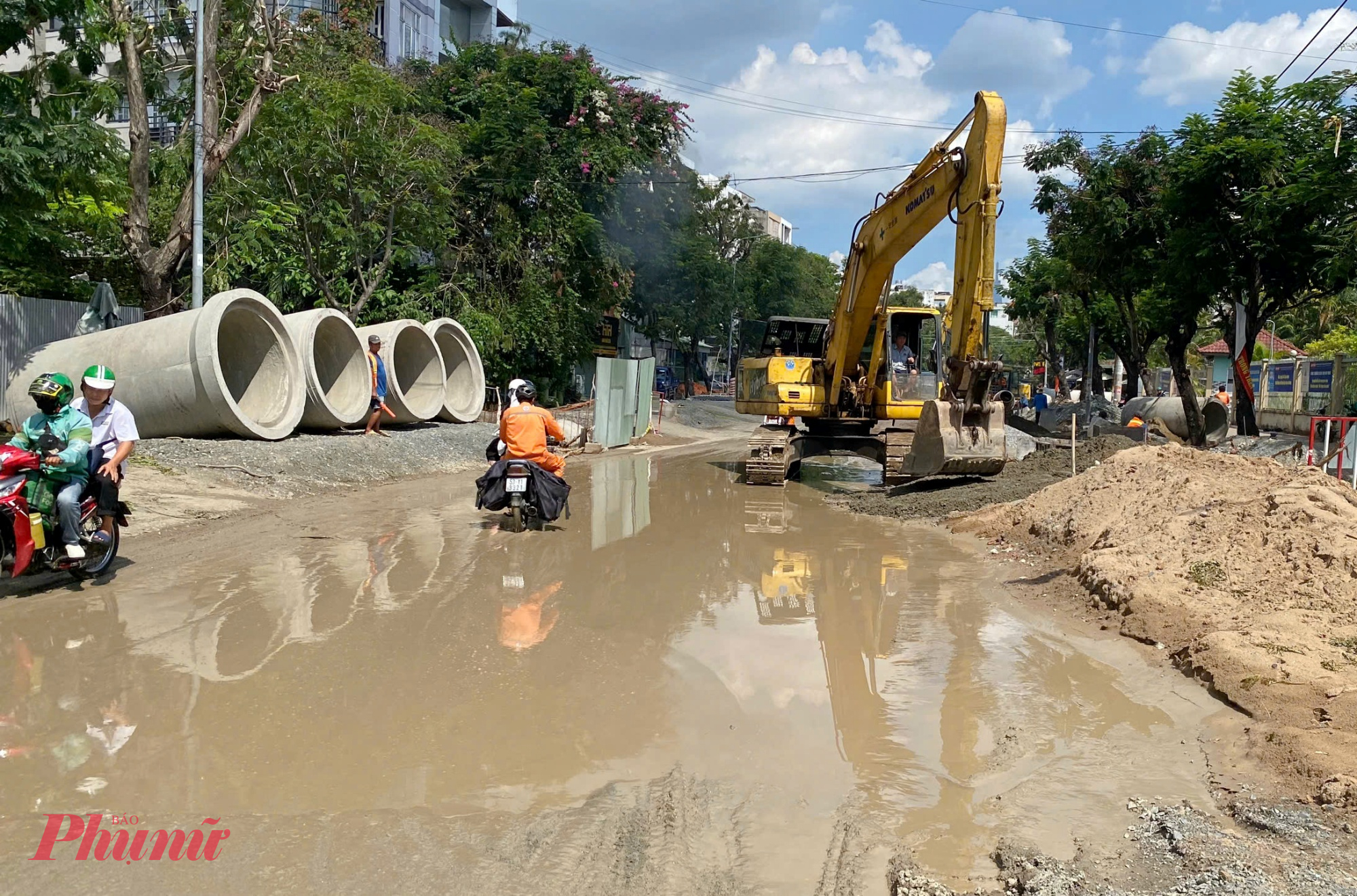 dự án đang được tổ chức nhiều mũi thi công đồng thời nhằm bảo đảm tiến độ đề ra.