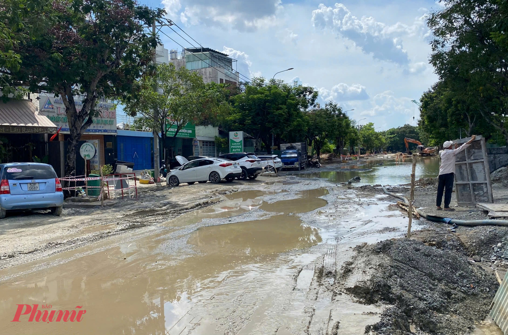 Dù trời nắng nhưng đường vẫn ngập úng do triều cường xâm nhập mạnh trong quá trình thi công nâng cấp tuyến đường.