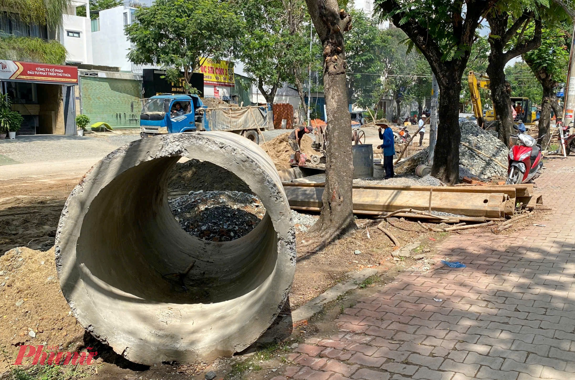 Ban Quản lý dự án đầu tư xây dựng phường Bình Thạnh (chủ đầu tư) cho biết, dự án nâng cấp đường Đặng Thùy Trâm có chiều dài khoảng 1,2km, đoạn từ đường Lương Ngọc Quyến đến sông Vàm Thuật. Tổng mức đầu tư hơn 93 tỉ đồng từ ngân sách TPHCM.