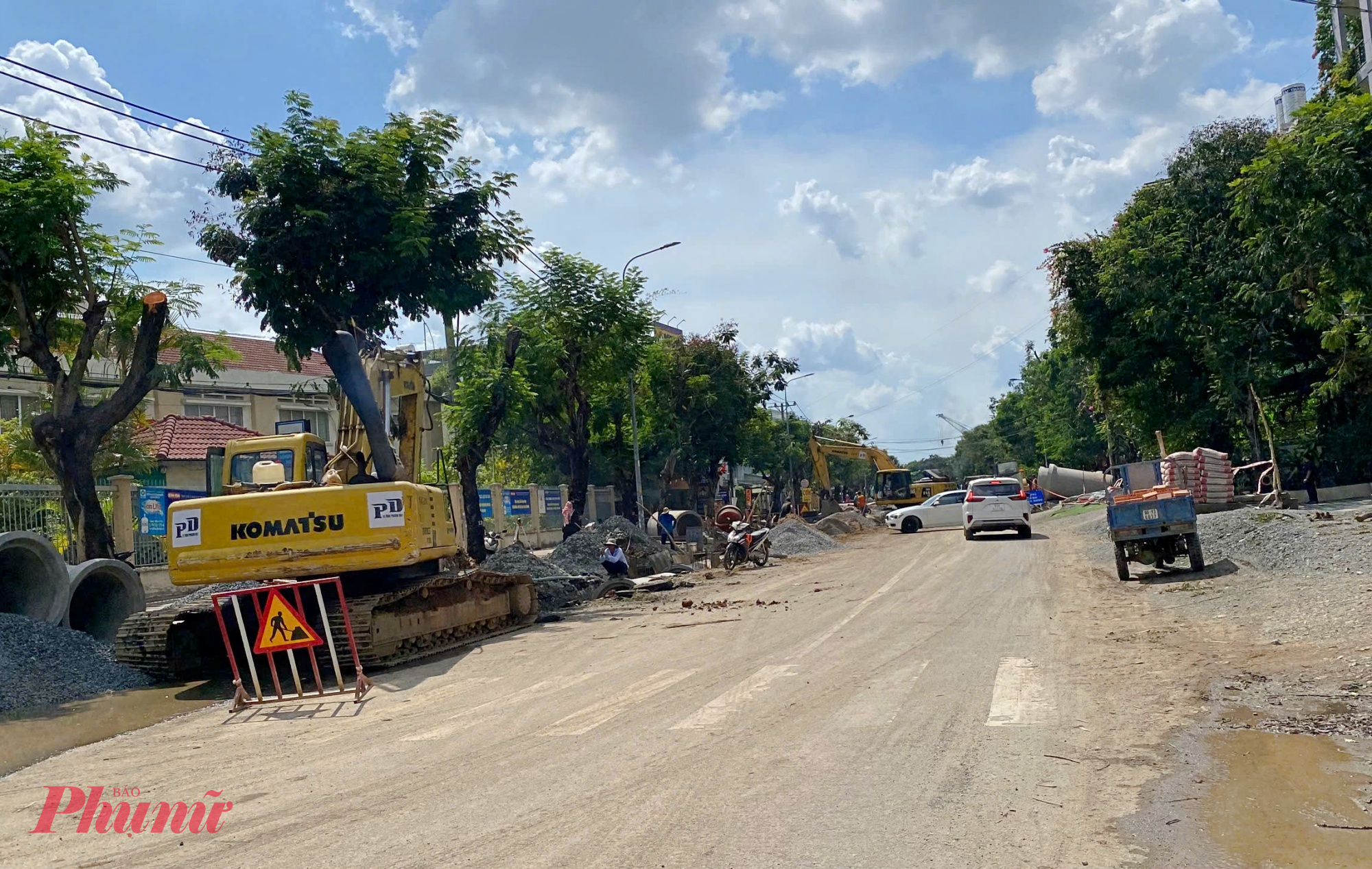 Những ngày qua, trên công trường dự án nâng cấp đường Đặng Thùy Trâm, phường Bình Lợi Trung, TPHCM, nhà thầu đang huy động nhiều nhân công, máy móc để đẩy nhanh tiến độ thi công các hạng mục chống ngập và cải tạo hạ tầng giao thông. 