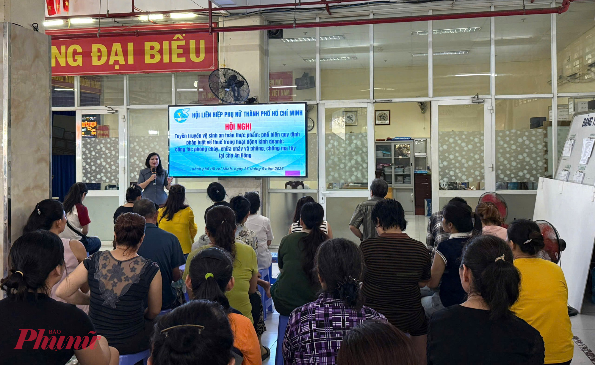 Bà Nguyễn Thị Ngọc Linh - Phó chủ tịch Hội LHPN TPHCM - phát biểu tại hội nghị - Ảnh: T.L.