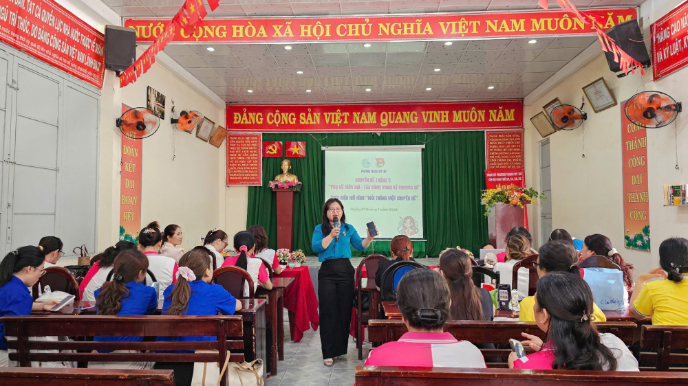 bà Huỳnh Thị Thanh Thảo – Chủ tịch Hội LHPN phường Thạnh Mỹ Tây cũng đã hướng dẫn hội viên phụ nữ cách sử dụng các ứng dụng AI 