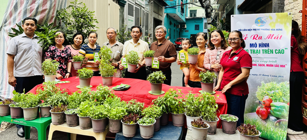 Nhiều cây rau giống và hạt giống được trao tận tay bà con khu phố. Ảnh: NT