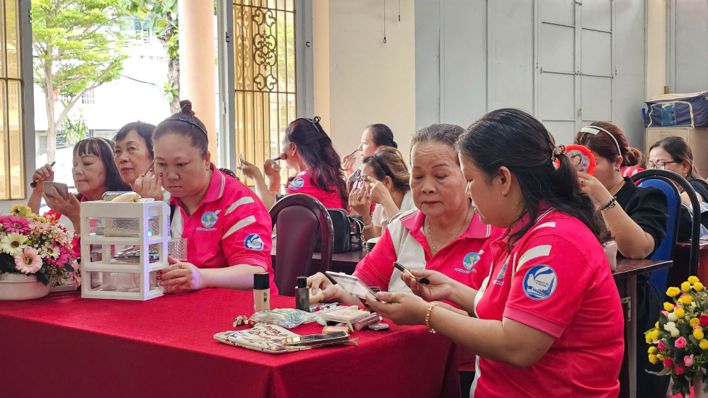 Cán bộ, hội viên phụ nữ thực hành trang điểm tại buổi sinh hoạt chuyên đề. Ảnh: TT