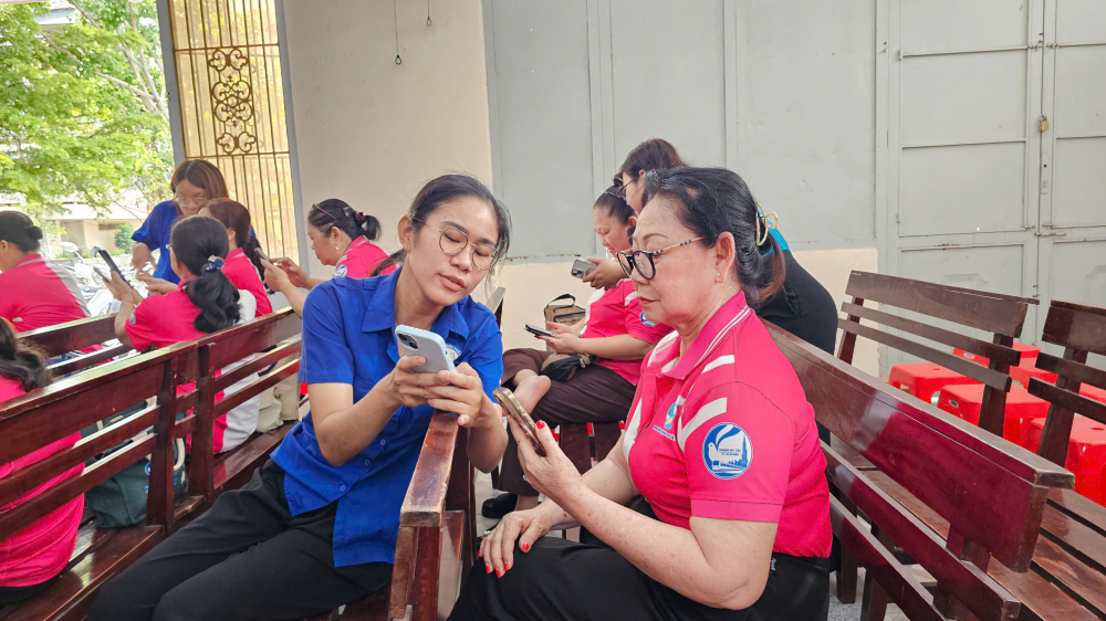 Ngoài ra, các bạn đoàn viên đã trực tiếp hướng dẫn các cô, các chị cài đặt, sử dụng các ứng dụng làm đẹp trên nền tảng số; thao tác thử kiểu tóc bằng công nghệ AI; hỗ trợ tạo tài khoản và hướng dẫn sử dụng điện thoại thông minh hiệu quả hơn.