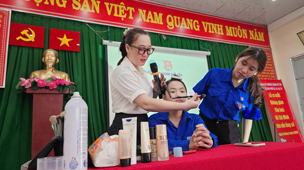 chuyên gia trang điểm Ngọc Phạm đã trực tiếp chia sẻ, hướng dẫn kỹ năng trang điểm