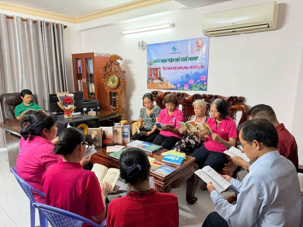 Hội viên phụ nữ và người dân khu phố 22 đọc sách tại “Góc học tập Hồ Chí Minh” ở nhà chị Danh Thị Hồng Sơn (dân tộc Khơ-me). Ảnh: CH