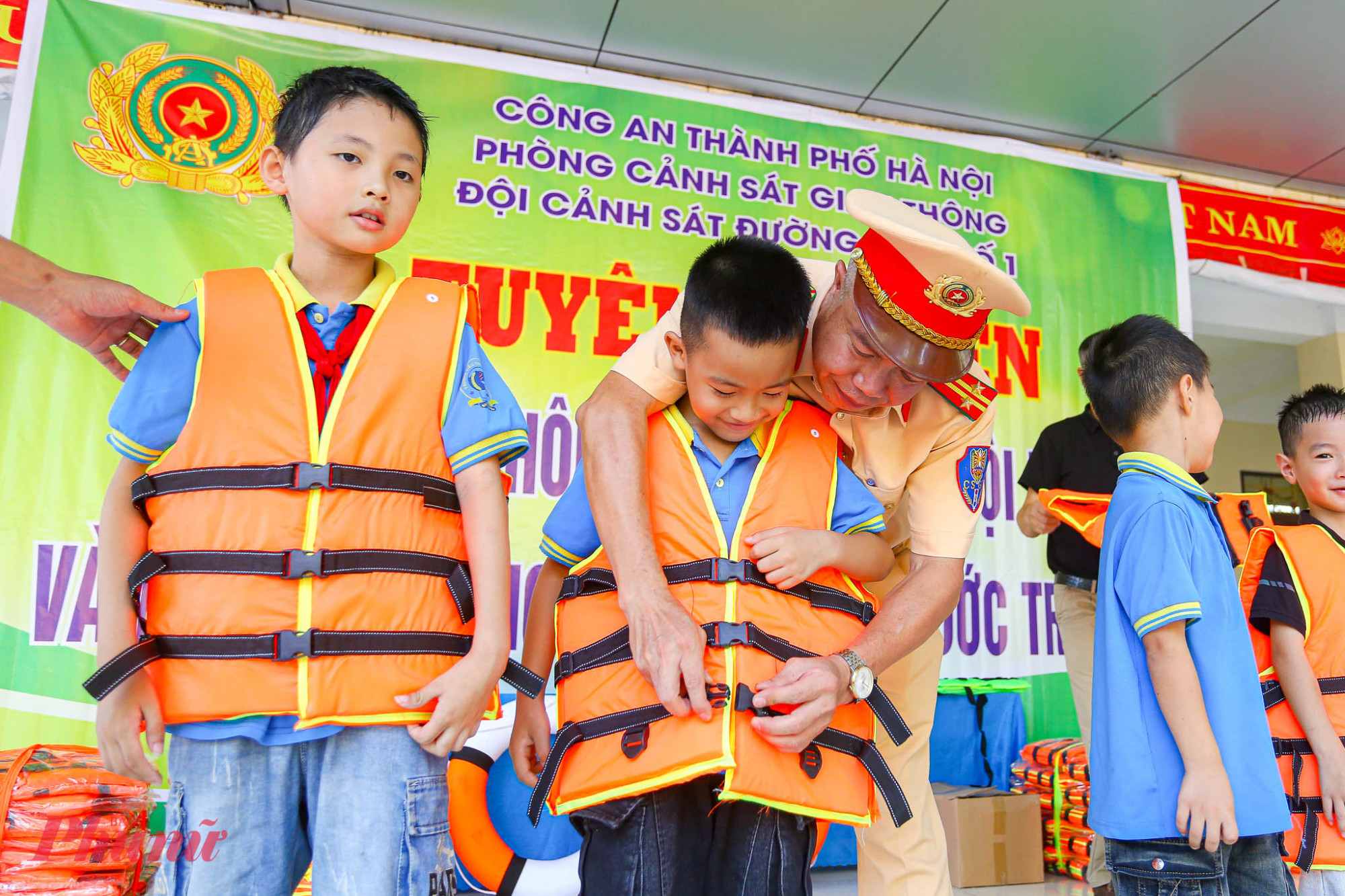 Bên cạnh đó, các em được hướng dẫn trực tiếp thực hành mặc áo phao; sử dụng vật dụng cứu sinh; sơ cứu nạn nhân; thực hành các tình huống giả định nhằm giúp học sinh nắm rõ những điều cần biết khi cứu người bị nạn... 