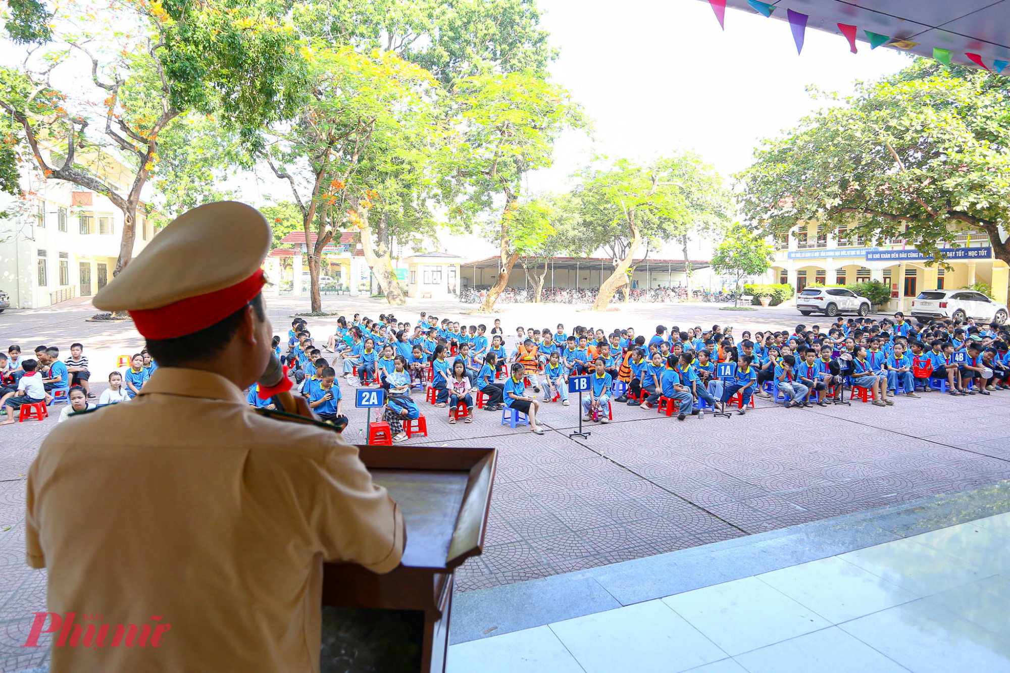 Xã Minh Châu là xã đảo duy nhất của thủ đô Hà Nội, nằm biệt lập giữa ngã ba sông Hồng, sông Đà và sông Lô.