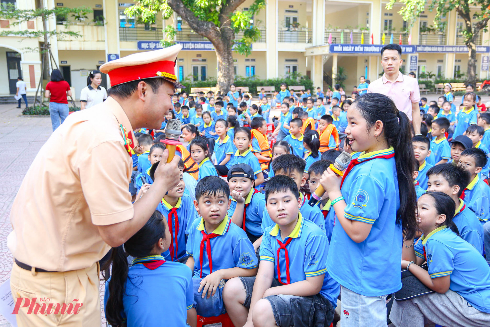 Tại buổi tuyên truyền, học sinh được phổ biến những kiến thức cơ bản khi tham gia giao thông đường thủy; kỹ năng xử lý khi gặp tình huống đuối nước. 