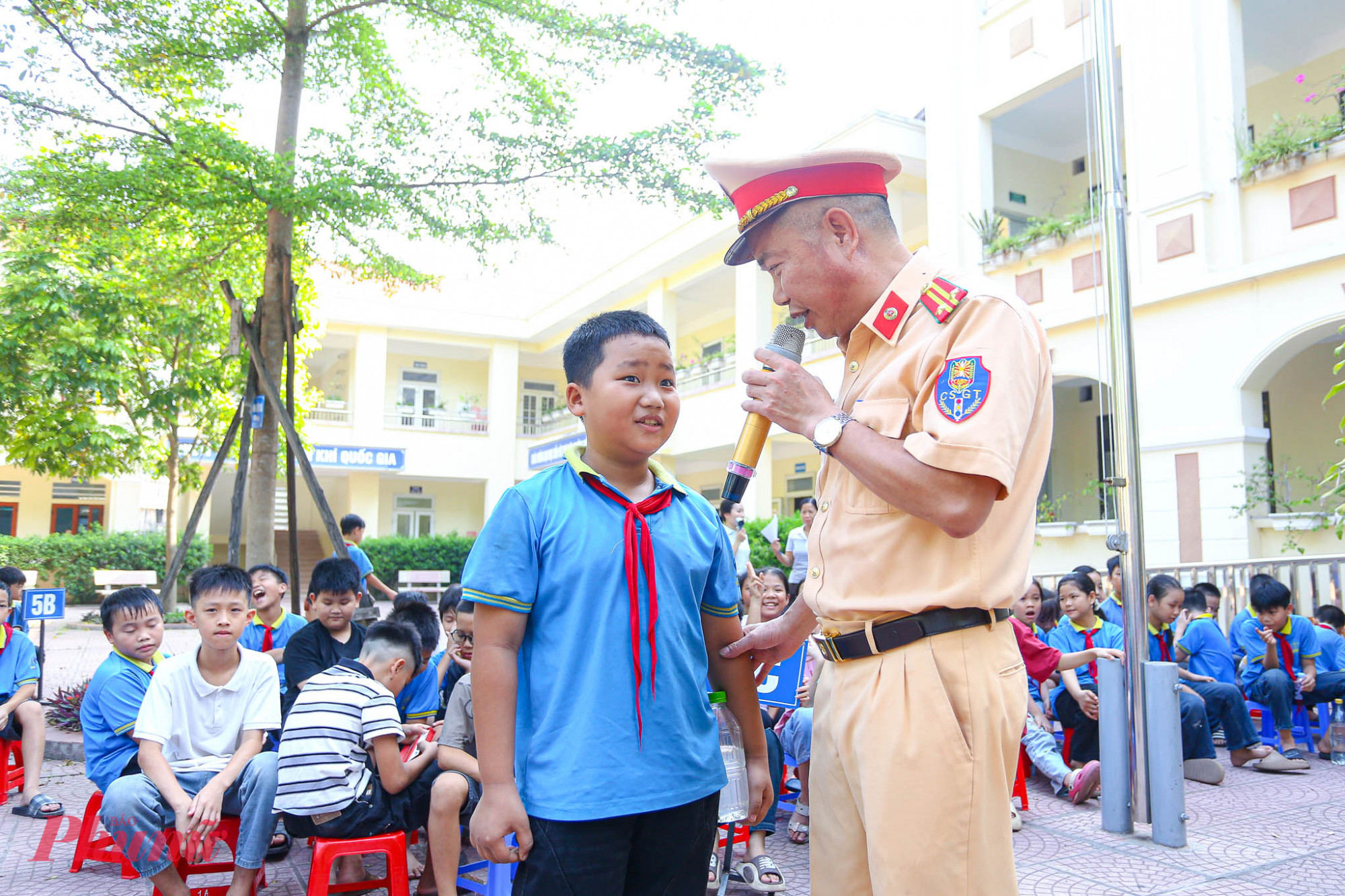 Thông qua hình thức giao lưu, hỏi đáp và minh họa trực quan, các em học sinh được hướng dẫn cách nhận biết khu vực nguy hiểm, kỹ năng tránh xa vùng nước sâu, nơi có biển cảnh báo hoặc dòng chảy mạnh; kỹ năng hô hoán, gọi người hỗ trợ khi phát hiện người gặp nạn; tuyệt đối không tự ý cứu bạn khi không bảo đảm an toàn cho bản thân.