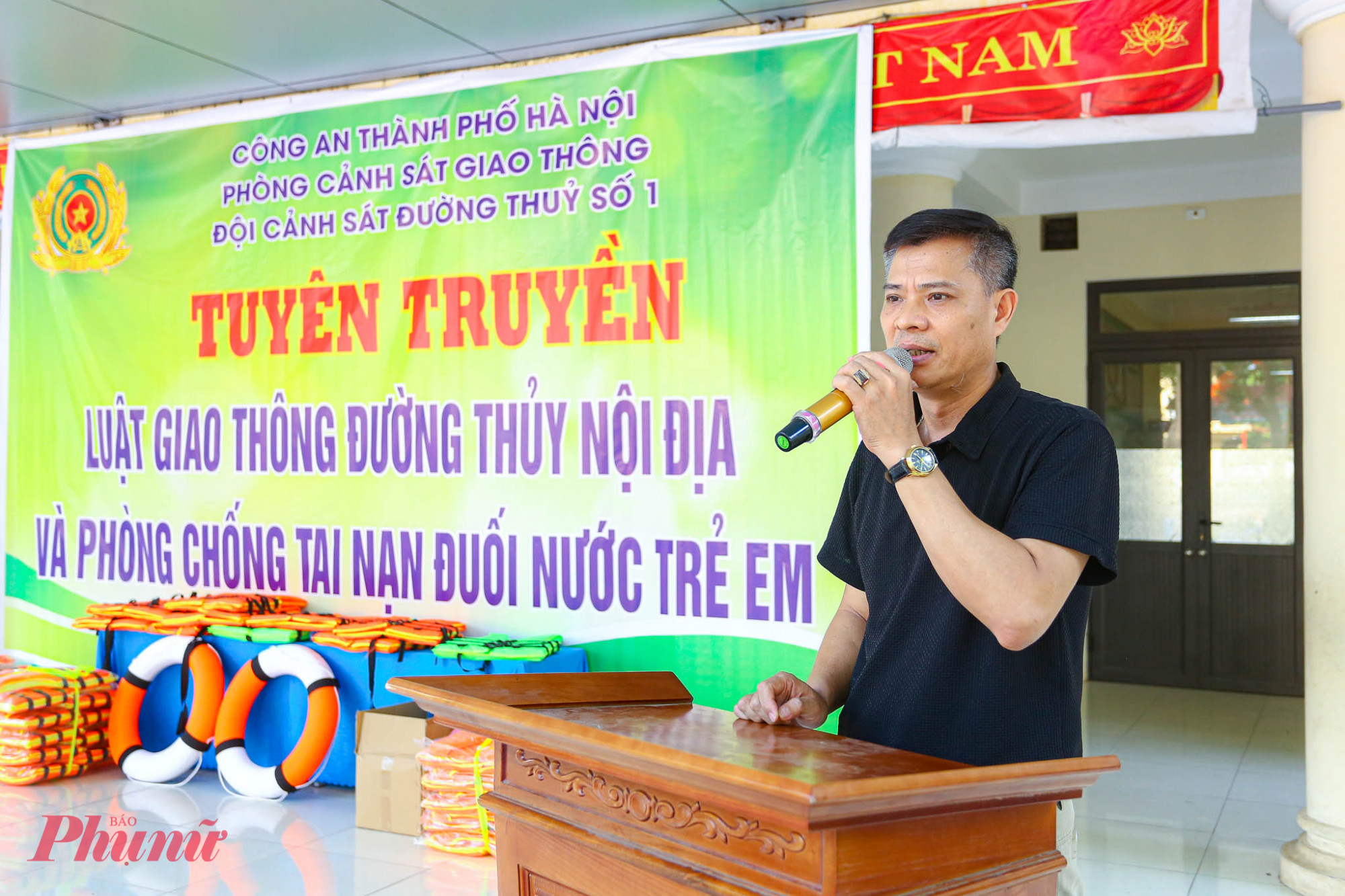 Thầy Nguyễn Khôi - Phó hiệu trưởng Trường tiểu học Minh Châu cho biết, hàng năm nhà trường đều tổ chức tuyên truyền pháp luật về giao thông đường thủy nội địa và hướng dẫn phòng chống đuối nước cho học sinh. Thông qua cách trình bày bằng hình thức trực quan, sinh động, phù hợp với lứa tuổi học sinh đã giúp các em nhận biết được những hành vi vi phạm khi tham gia giao thông đường thủy như đùa nghịch khi tham gia phương tiện thủy, không mặc áo phao khi đi đò, phà hoặc vui chơi trên sông nước. 