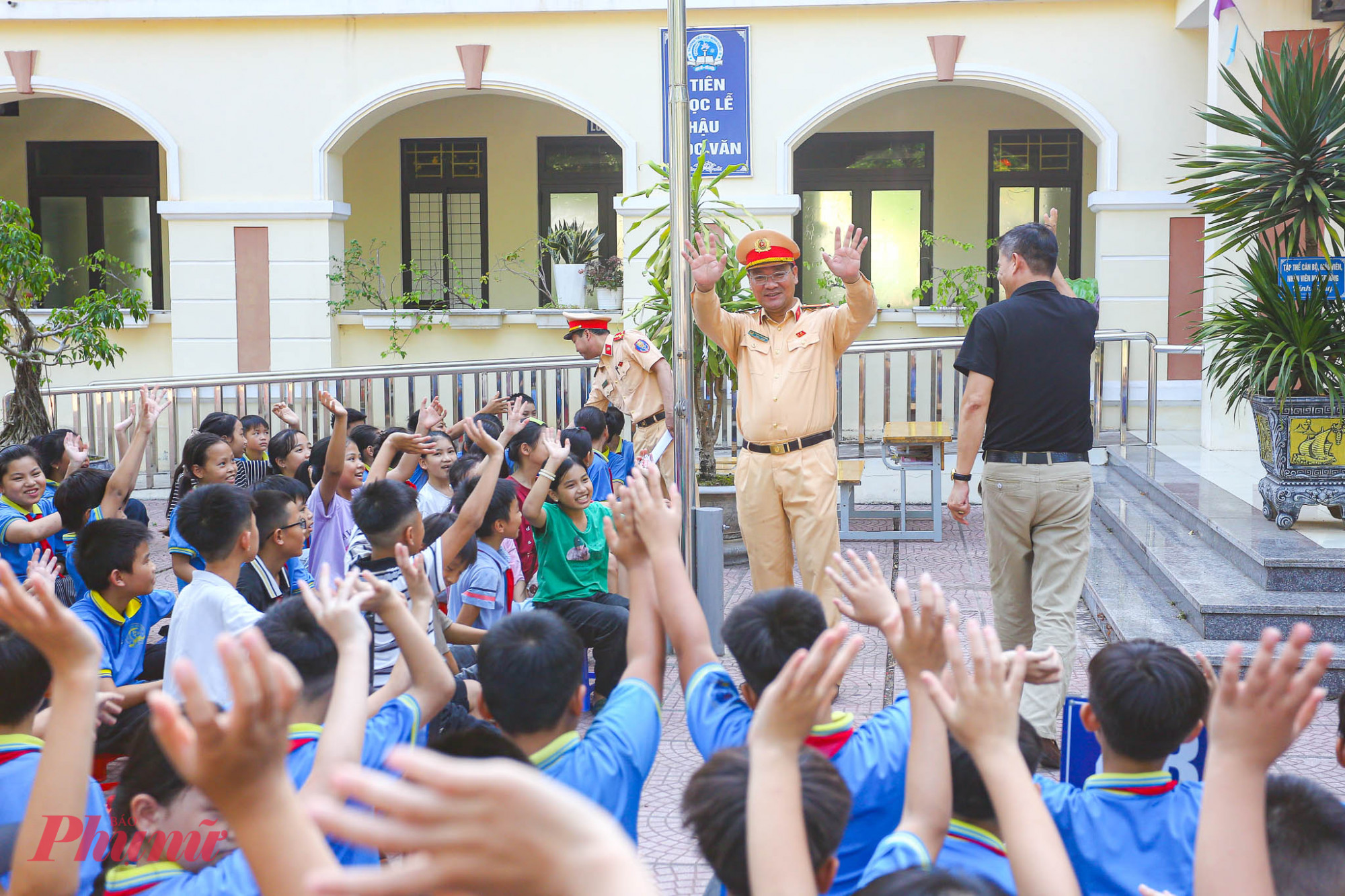  “Để hạn chế tai nạn đuối nước dịp hè, bên cạnh công tác tuyên truyền thì việc tạo ra không gian sinh hoạt an toàn ngay tại cộng đồng là vô cùng cấp thiết. Thực tế cho thấy, do thiếu sân chơi công cộng và các hoạt động hè có tổ chức, nhiều trẻ em vẫn tụ tập tự phát tại ao hồ, sông suối nguy hiểm. Vì vậy, lực lượng cảnh sát đường thuỷ đã và đang phối hợp với địa phương triển khai những buổi kỹ năng sống, hướng dẫn phòng chống đuối nước, tập huấn sơ cứu; hỗ trợ, giám sát trẻ em tại địa bàn đơn vị quản lý.” Trung tá Trường thông tin.