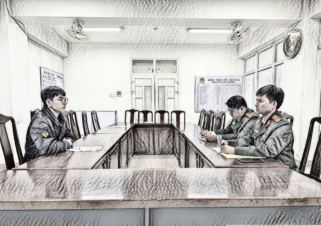 Cán bộ Phòng An ninh mạng và phòng, chống tội phạm sử dụng công nghệ cao Công an TP Huế lấy lời khai
