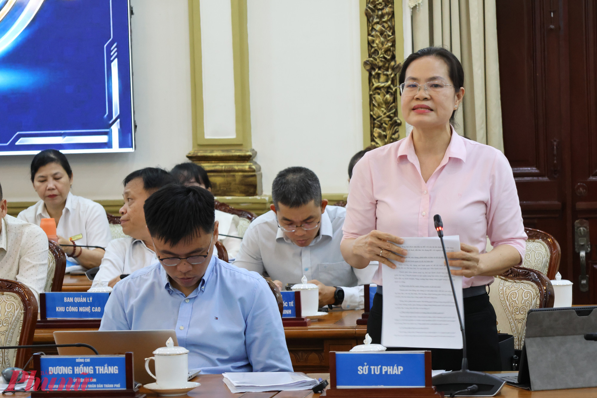 Giám đốc Sở Tư pháp TPHCM Nguyễn Thị Hồng Hạnh báo cáo tại hội nghị - Ảnh: Thanh Tâm