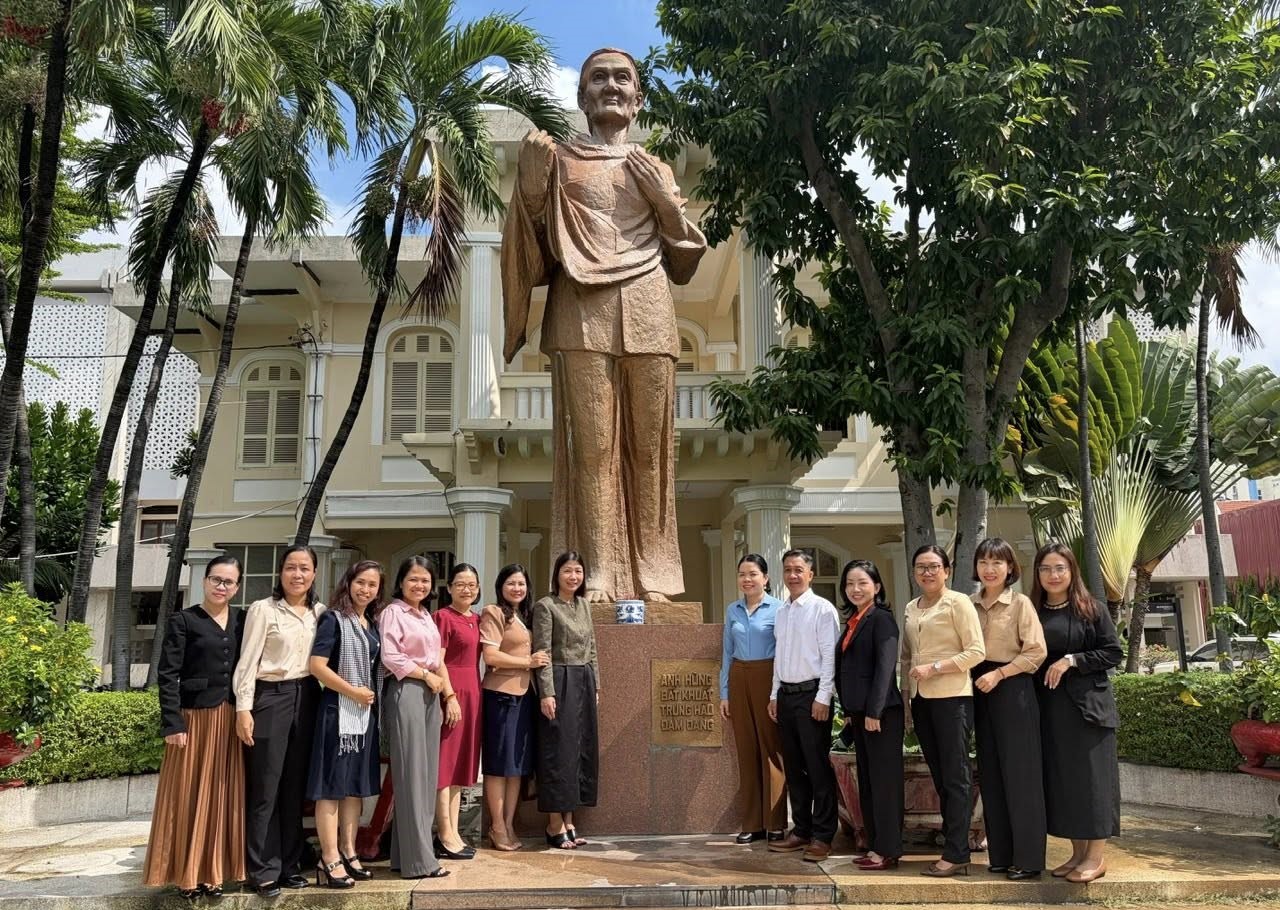 Đoàn công tác chụp hình lưu niêm tại Bảo tàng - Ảnh: P.T
