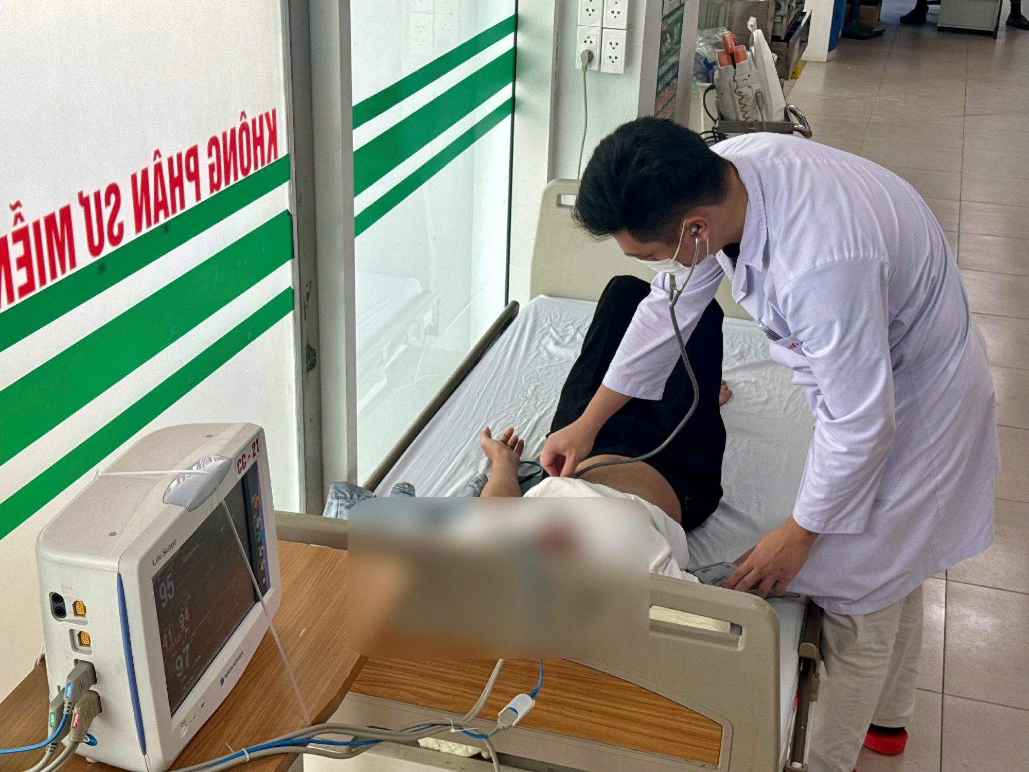Cấp cứu bệnh nhân say nắng tại Bệnh viện Bệnh Nhiệt đới Trung ương - ảnh: Thanh Sơn