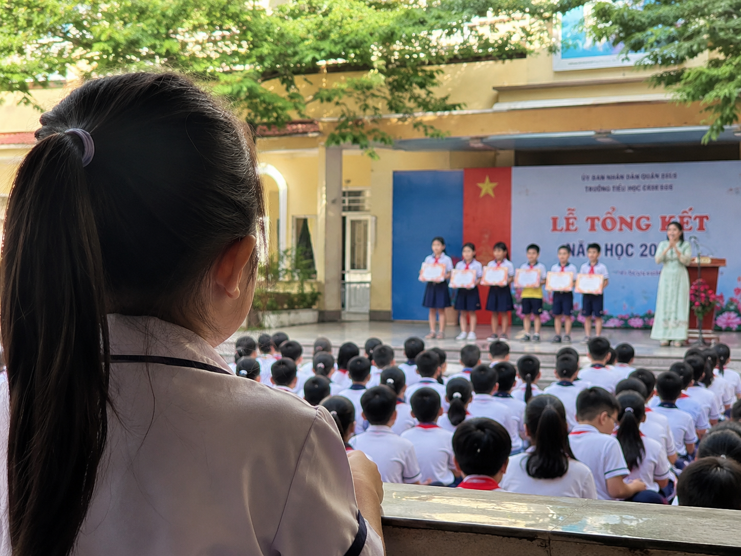 Chạnh lòng vì con không được nhận thưởng trước toàn trường. (Ảnh minh hoạ