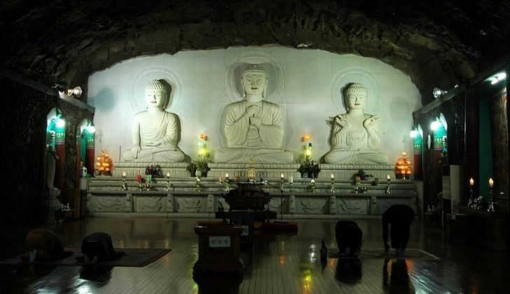 Không gian hùng vĩ bên trong chánh điện