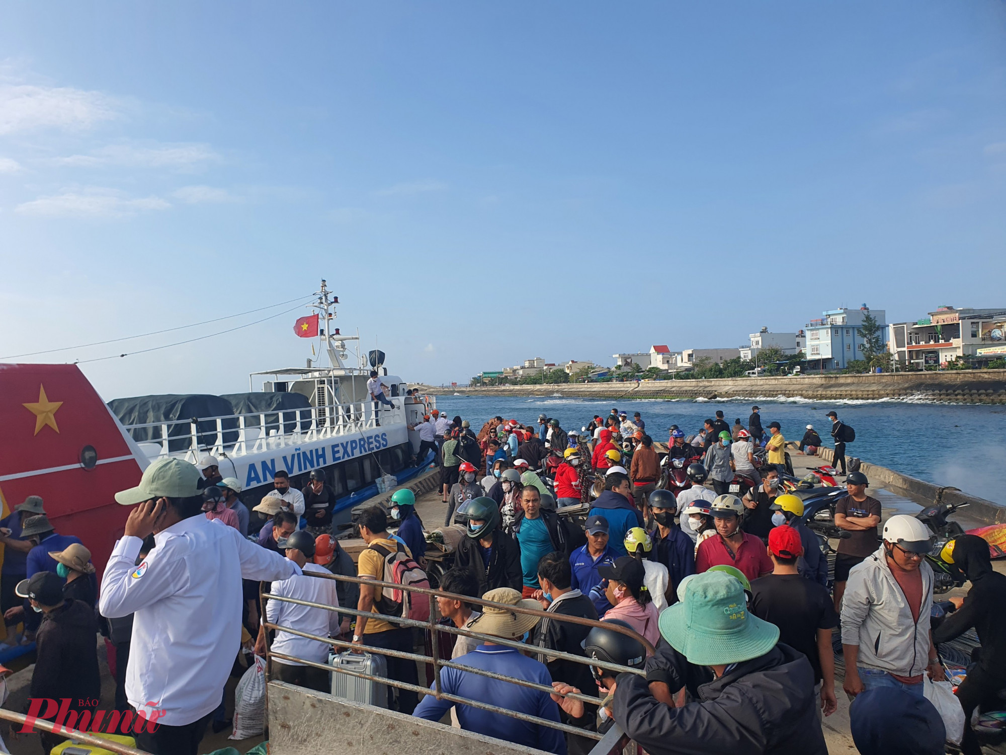 Tàu chở khách cập cảng đưa người dân lên đảo Lý Sơn.