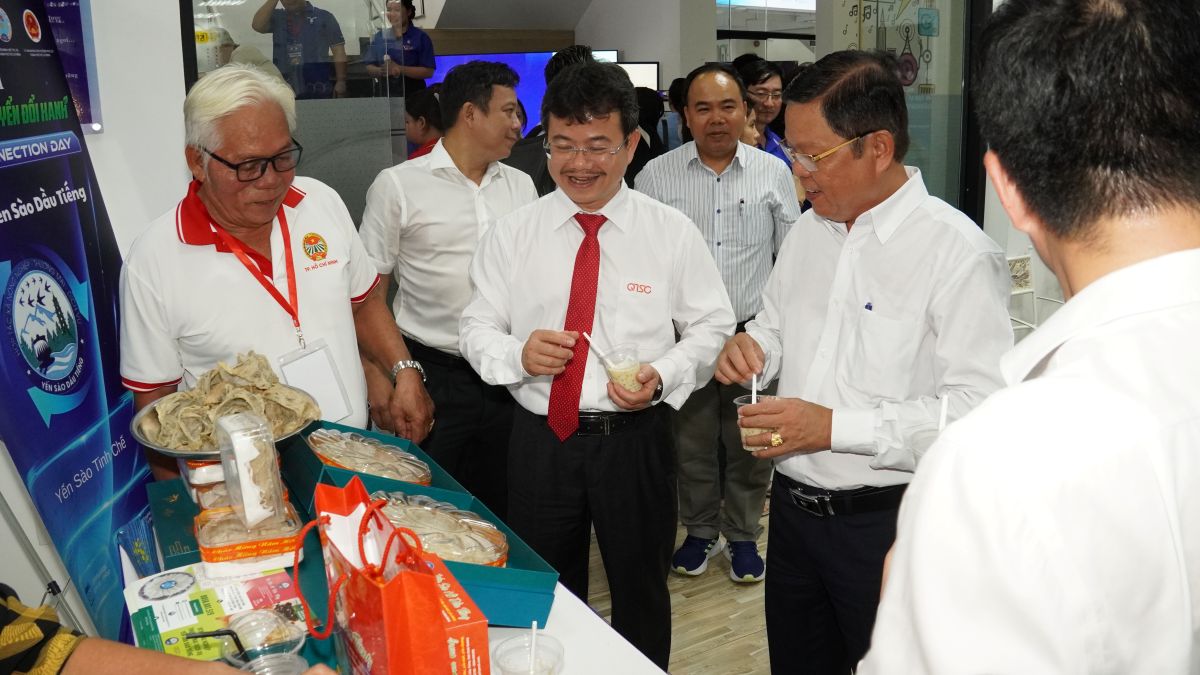 Các đại biểu tham quan gian hàng tại Ngày hội “Startup Connection Day” 