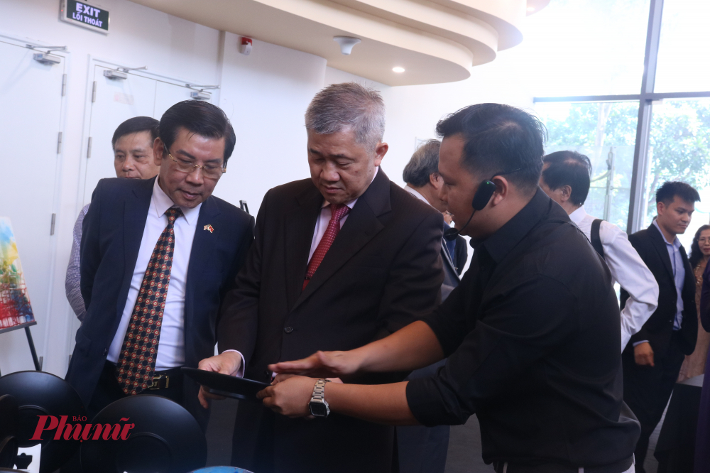 Kỷ nguyên di sản sơn mài hội họa Việt Nam: Đánh thức cội nguồn, khơi dậy mạch ngầm trăm năm Trong ngày đầu diễn ra sự kiện, Trung tâm khởi nghiệp sáng tạo TPHCM - SIHUB đã đón nhiều lượt khách tham quan, thích thú với hội họa sơn mài