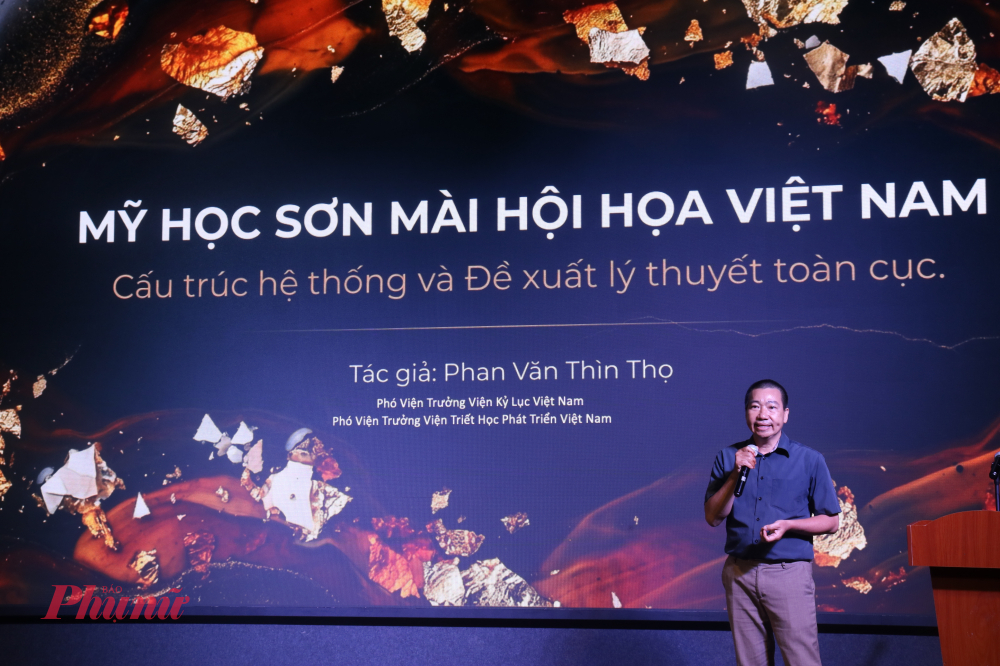 Kỷ nguyên di sản sơn mài hội họa Việt Nam: Đánh thức cội nguồn, khơi dậy mạch ngầm trăm năm Phiên tham luận Mỹ học sơn mài hội họa Việt Nam do Phó viện trưởng Viện Kỷ lục Việt Nam Phan Văn Thìn Thọ trình bày