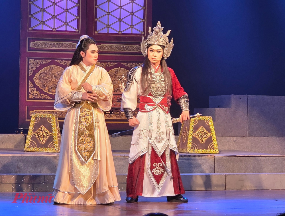 Trọng Nhân - cậu bé ú nu thi cùng Bình Tinh trong Thử tài siêu nhí nay đã lớn Trọng Nhân trong vai Khương Linh Tá (phải)