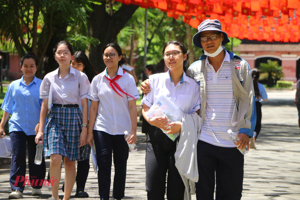 Bố cùng con rời trường thi giữa thời tiết buổi trưa gần 40 độ